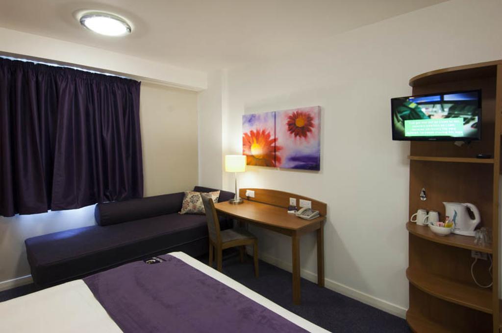 Premier Inn London Victoria Exterior photo