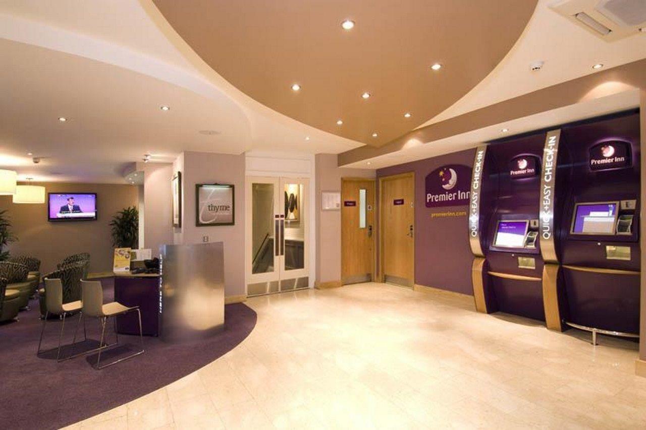 Premier Inn London Victoria Exterior photo