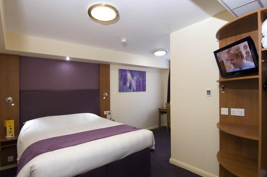 Premier Inn London Victoria Exterior photo