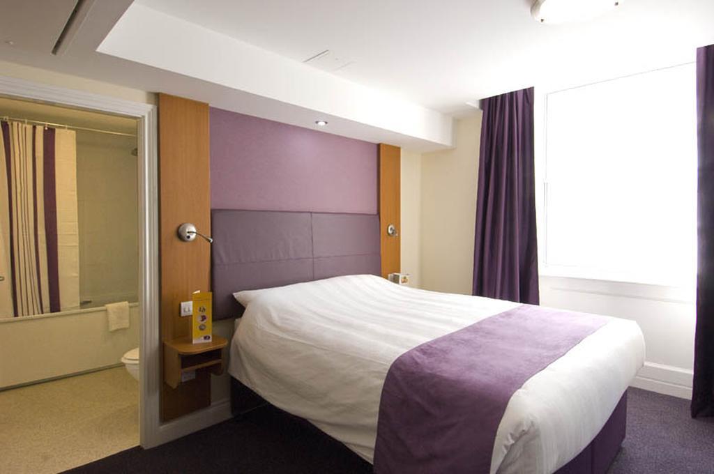 Premier Inn London Victoria Exterior photo